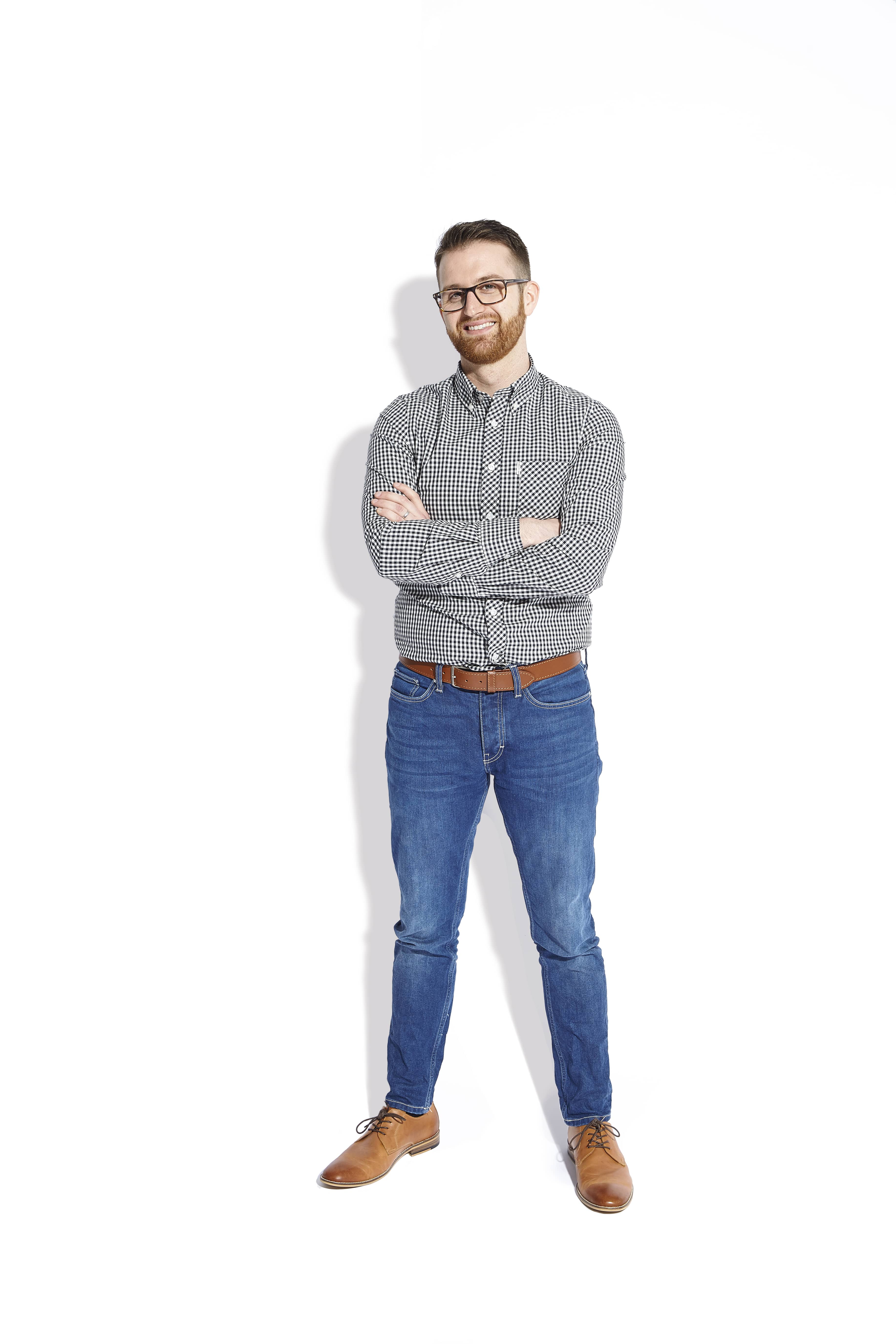 Ewen_Pettit_Standing-min